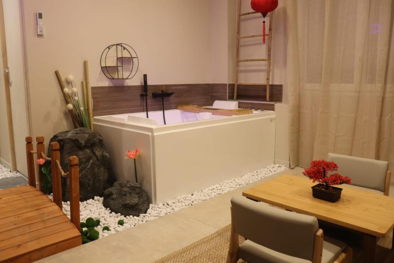 Loveroom Japon Avec Balneotherapie Toulon Bagian luar foto